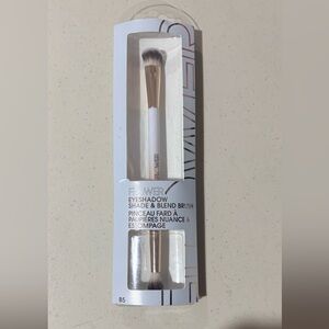 Flower Eyeshadow Shade & Blend Brush